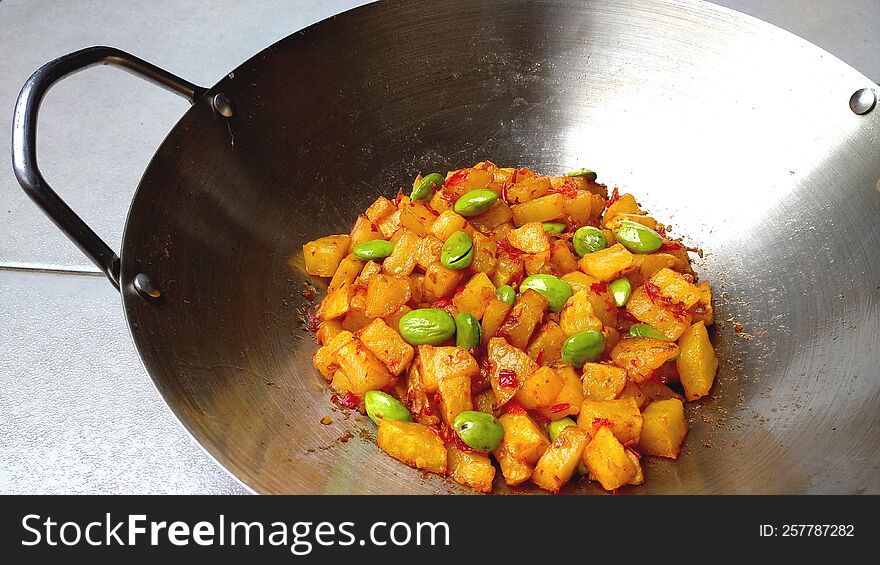 potato and petai fried chili sauce served in a frying pan