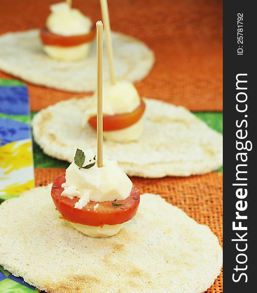 Goat cheese balls with vegetables served with cassava