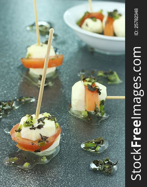 Cheese skewers seasoned with olive oil and aromatic herbs