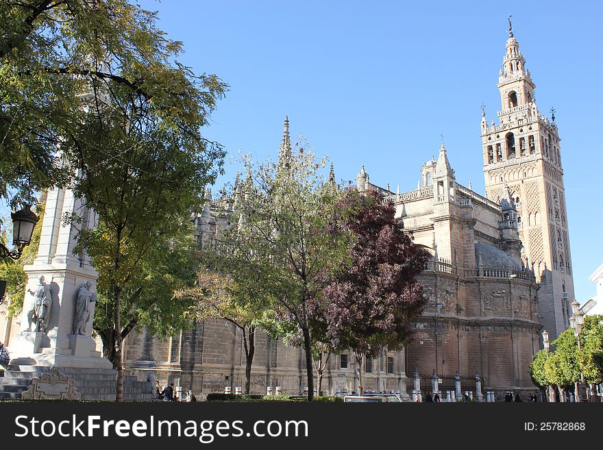 Giralda &#x28;bell tower&#x29; and cathedral, Sevilla