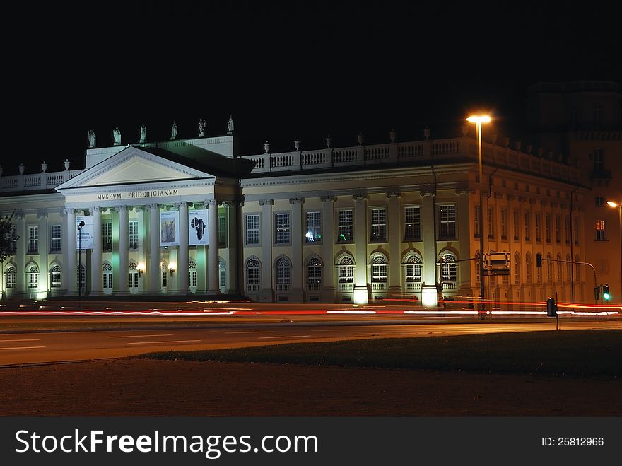 Il museo (museum friedrichsplatz) nel centro di Kassel in una sera di autunno. Il museo (museum friedrichsplatz) nel centro di Kassel in una sera di autunno