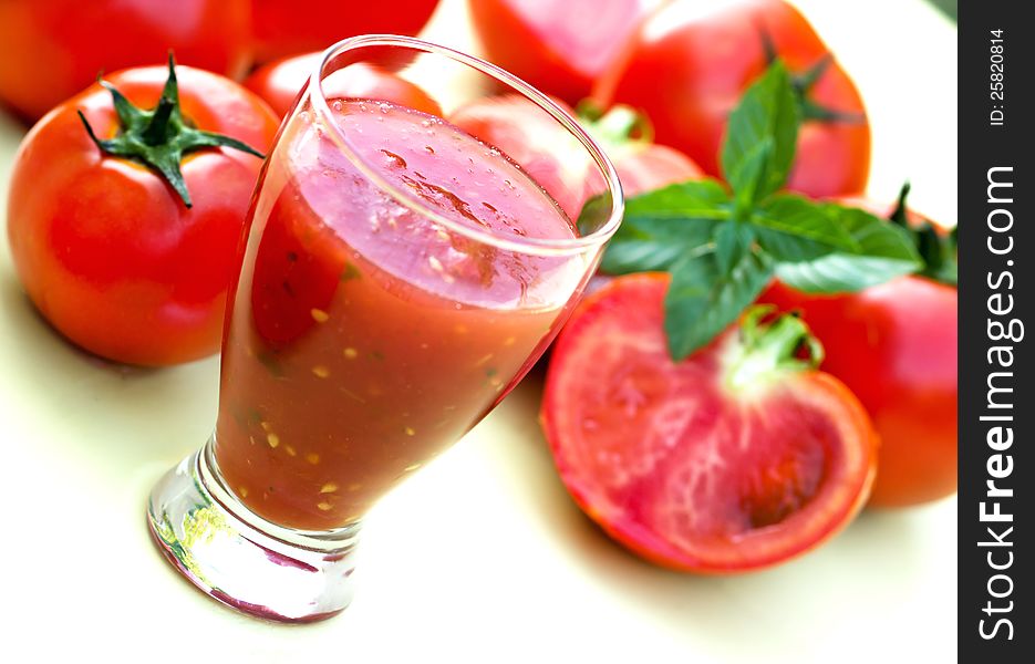 Hand-squeezed tomato juice is a healthy drink