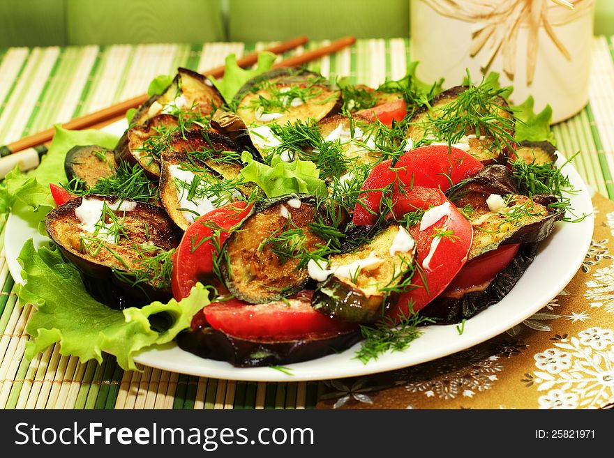 Fried eggplants with tomatoes, dill and lettuce