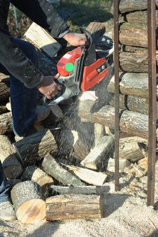 Chainsaw Cut The Log Royalty Free Stock Photography Chainsaw Cut The Log Royalty Free Stock Photography