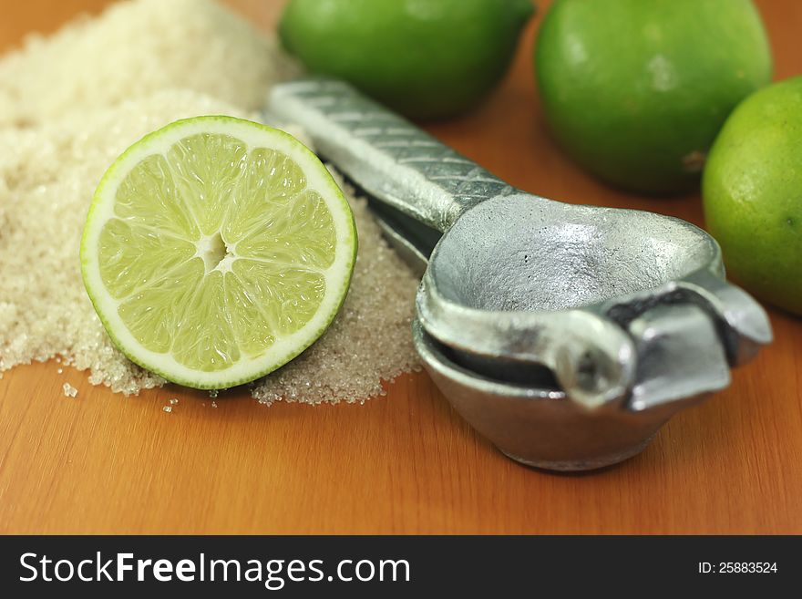 Manual squeezing lemons and citrus