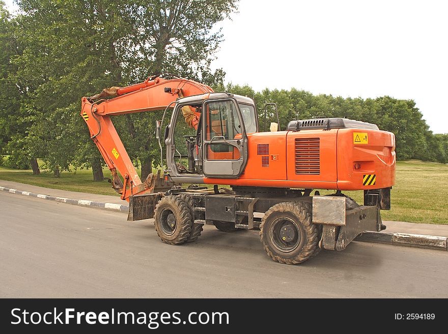 Wheel dredge. Owing to rubber wheels the dredge can move on asphalt roads. Wheel dredge. Owing to rubber wheels the dredge can move on asphalt roads