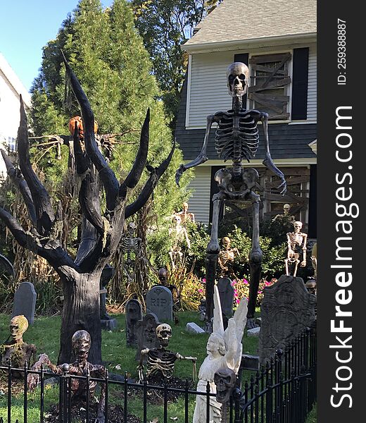 Creepy scary Halloween decorations  cemetery, 12` skeleton  giant