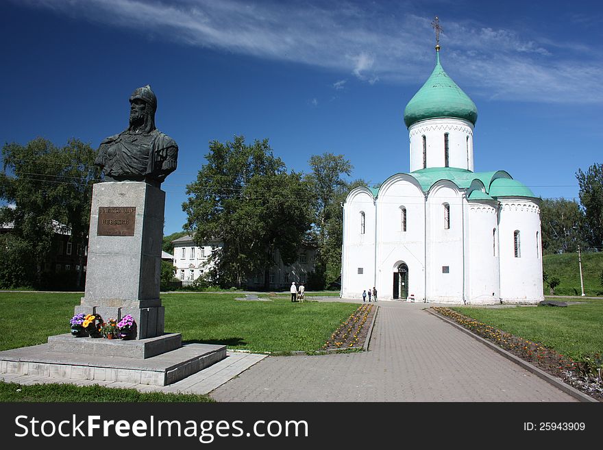 Russia, Yaroslavl region, Pereslavl-Zaleski. Savior Transfiguration Cathedral and the monument to Alexander Nevsky.