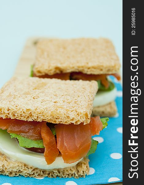 Cracker sandwich with smoked salmon