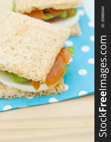 Cracker sandwich with smoked salmon