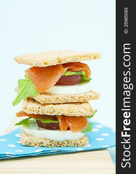 Cracker sandwich with smoked salmon