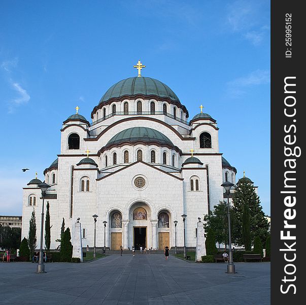 Temple of St. Sava behind the beautiful fountains letnjei Twilight. Temple of St. Sava behind the beautiful fountains letnjei Twilight