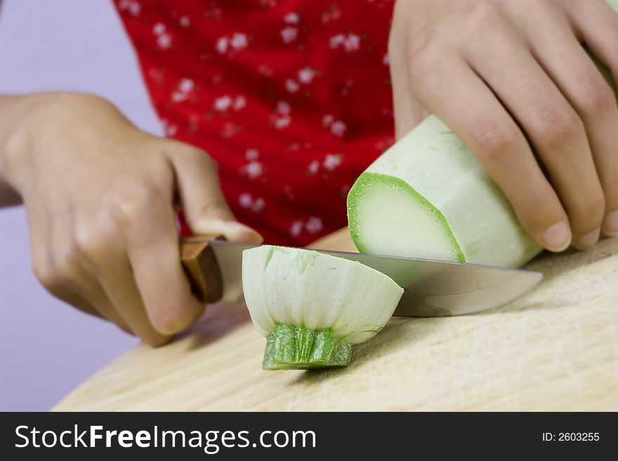 Cutting vegetable marrow