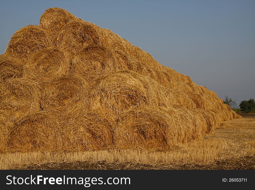 Warehousing and storage of straw on farms. Warehousing and storage of straw on farms