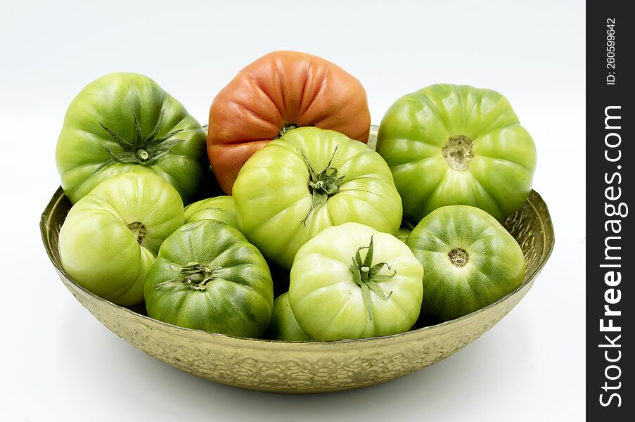 Green tomatoes in a bowl