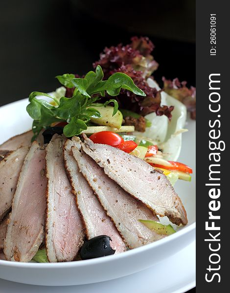 Sliced â€‹â€‹roast duck salad with vegetable variety