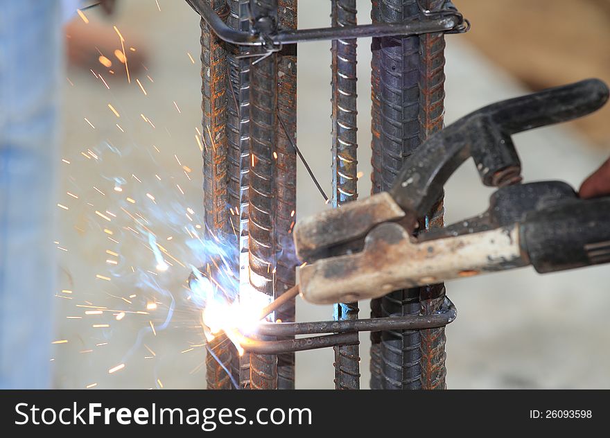 Welding metal with sparkle And glare