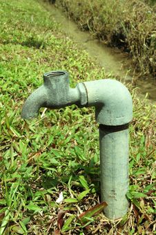 Free Broken Water Faucet Royalty Free Stock Photo - 2613925