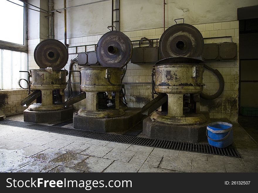 Workshop with rotating centrifugal dryers