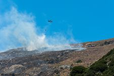 Helicopter Fighting A Bushfire Royalty Free Stock Photography Helicopter Fighting A Bushfire Royalty Free Stock Photography