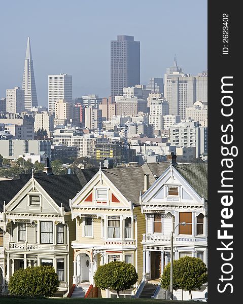 Alamo Square, victorian architecture and San Francisco skyline