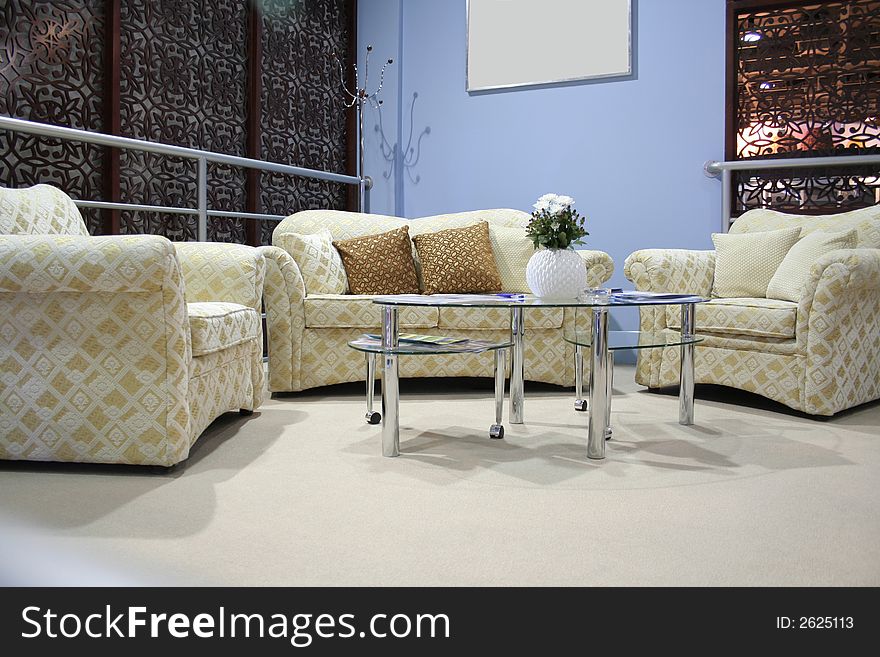 Pastel colours sittingroom with cosy chairs