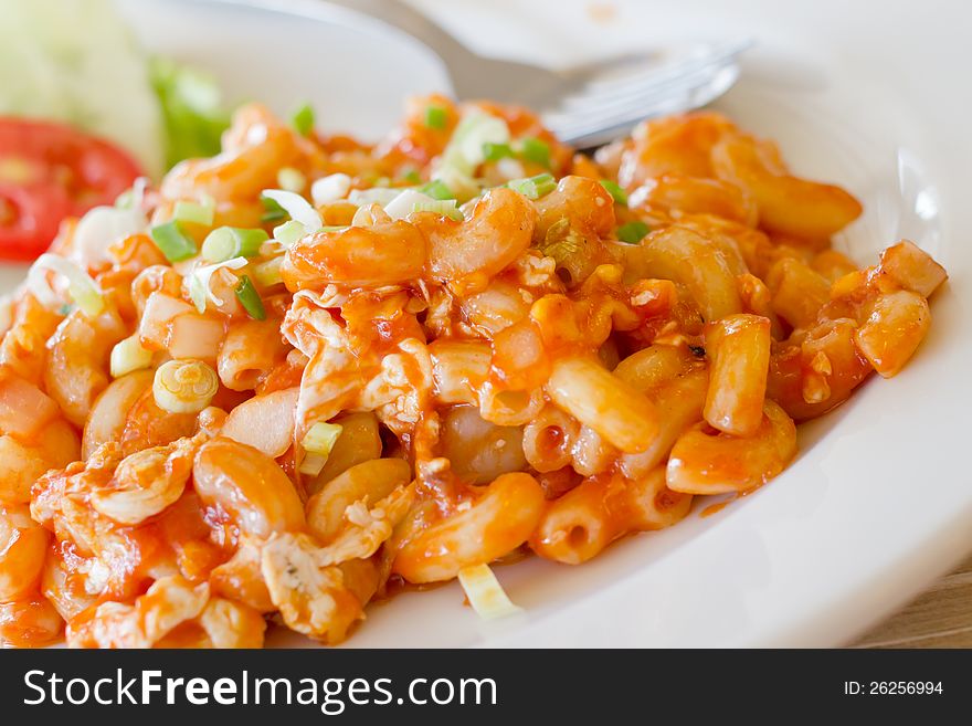 Stir-fried macaroni with ketchup