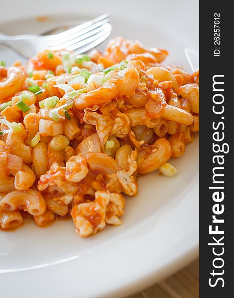 Stir-fried macaroni with ketchup