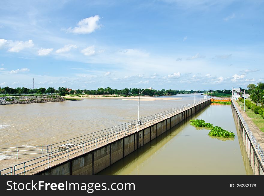 Channels can be adjusted to the level water for boat passes through the dam. Channels can be adjusted to the level water for boat passes through the dam.