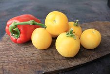 Beautiful Yellow Tomatoes And Bell Pepper Royalty Free Stock Photography Beautiful Yellow Tomatoes And Bell Pepper Royalty Free Stock Photography