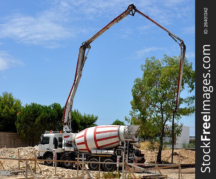 Concrete mixer for the transport and use of concrete