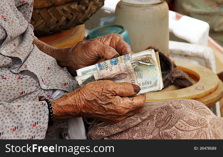 A Vietnamese old woman with money