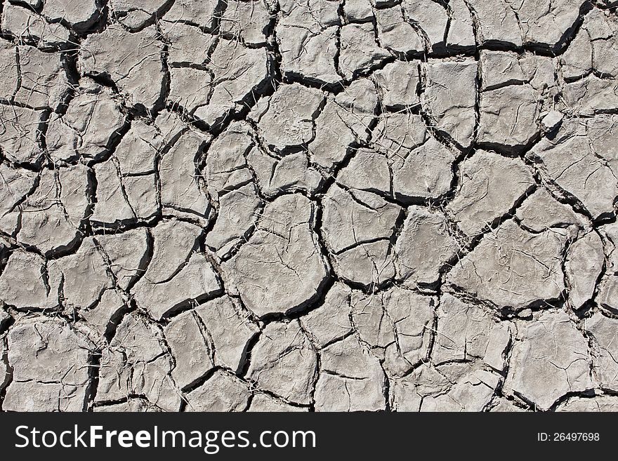 Dry cracket earth