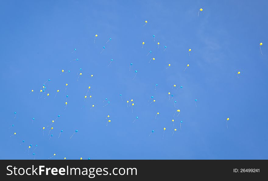 Many ballons at the sky