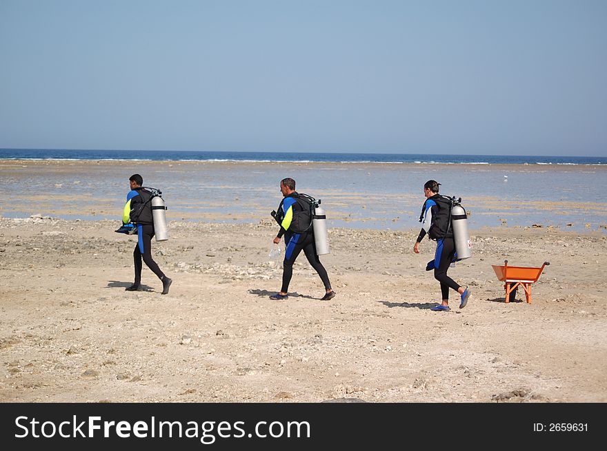 Three people goes to diving