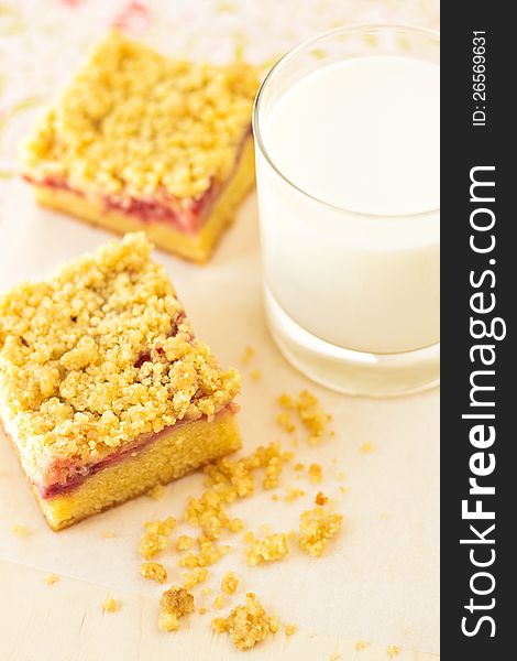 Strawberry crumb cake with a glass of milk