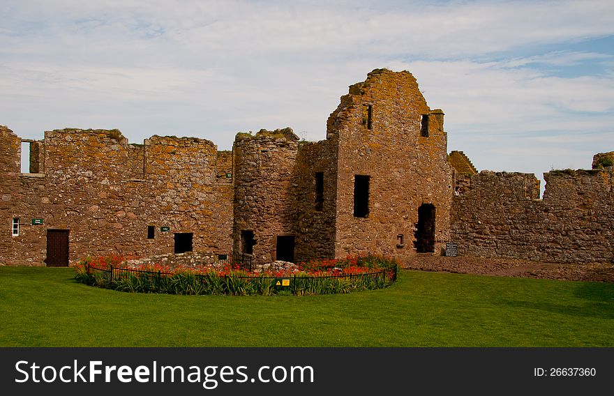 Dunnottar Castle Well and Castle ruins at Dunnottar Castle, Stonehaven,Aberdeenshire, Scotlaqnd. U.K.