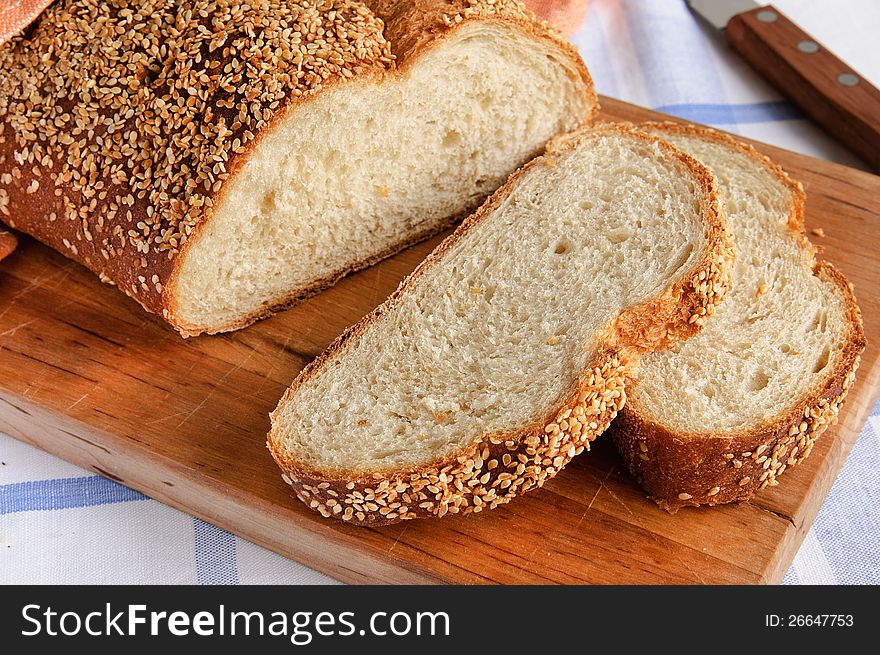 Sliced white bread on a wooden cutting board