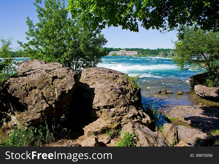 Looking at the Niagara river from a point just above the falls.