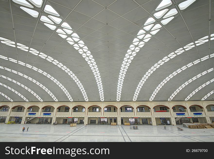 This picture shows the waiting hall of Harbin West Railway Station.