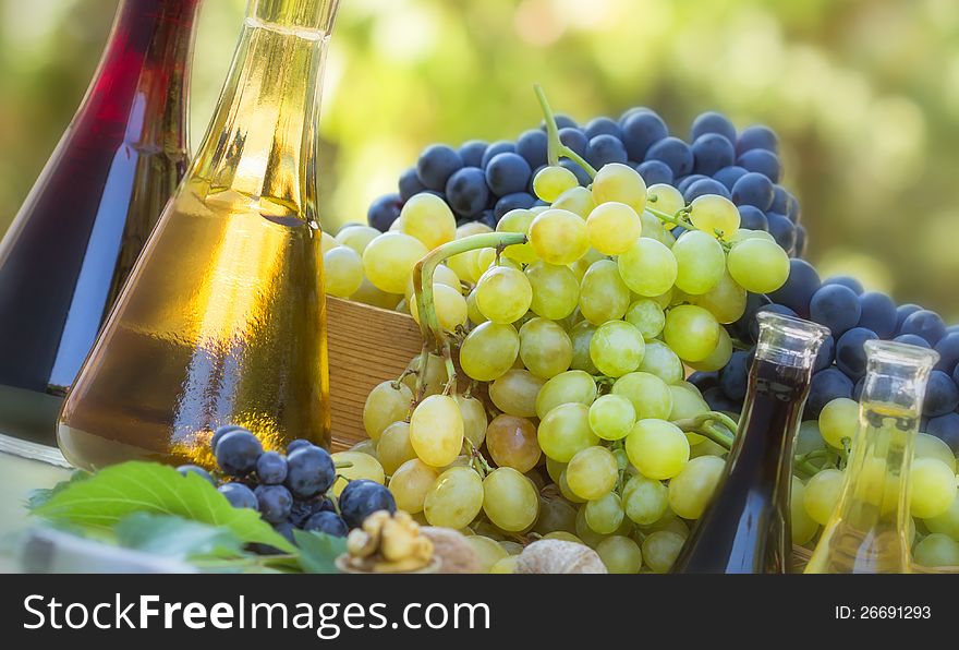 Red and green grapes with wine