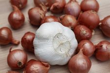 Shallots And Garlic Royalty Free Stock Photos Shallots And Garlic Royalty Free Stock Photos