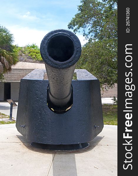 Late nineteenth (19th) century iron canons, in exhibition. Fort De Soto, Florida. Late nineteenth (19th) century iron canons, in exhibition. Fort De Soto, Florida