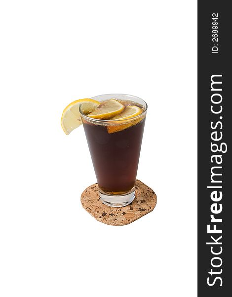 Coke cocktail with lemon and ice