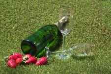 Champagne Bottle, Glasses And Strawberries On The Royalty Free Stock Photos Champagne Bottle, Glasses And Strawberries On The Royalty Free Stock Photos