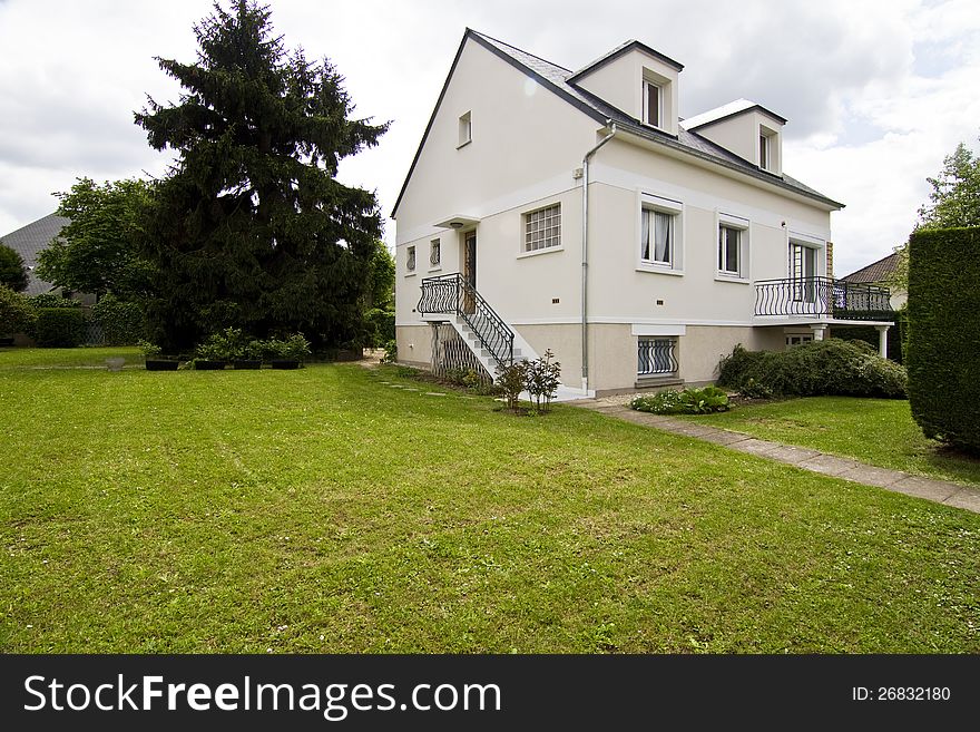 General view of a urban house in the outskirts of Paris. General view of a urban house in the outskirts of Paris.