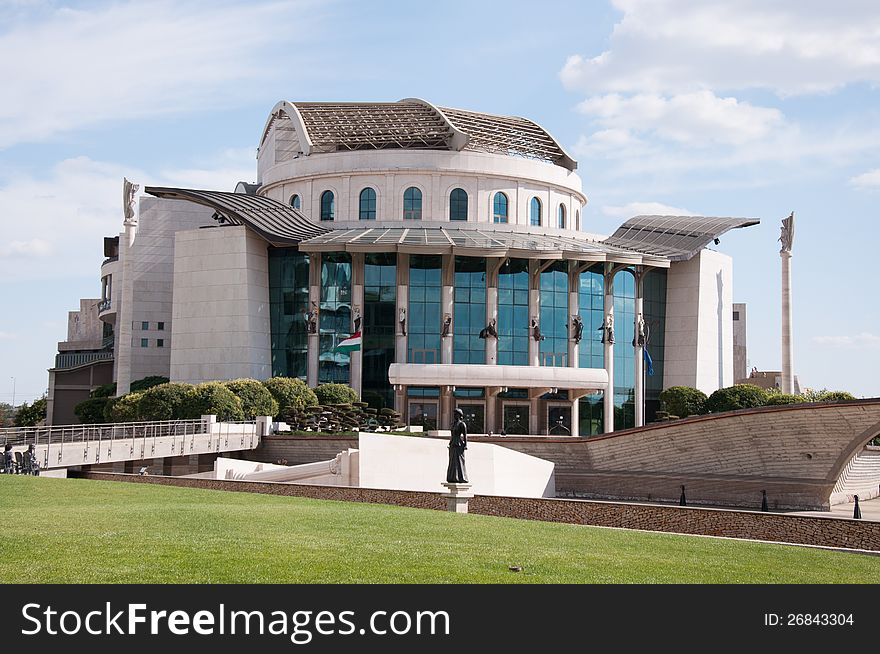 This is the new bulding of the Hungarian National Theatre. It stands in Budapest on the riverbank of Danube. This is the new bulding of the Hungarian National Theatre. It stands in Budapest on the riverbank of Danube.