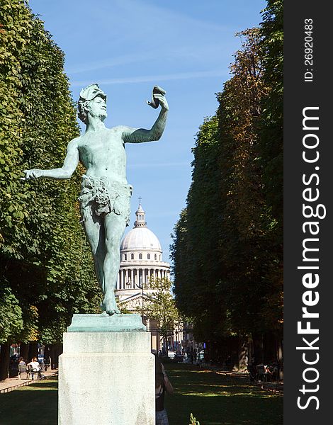 Statue The Greek Actor by Arthur Bourgeois (1838-1886) in the Luxembourg Gardens with the Pantheon in the background; Paris, France