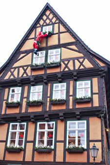 Santa Claus Climbing Up House Royalty Free Stock Image Santa Claus Climbing Up House Royalty Free Stock Image