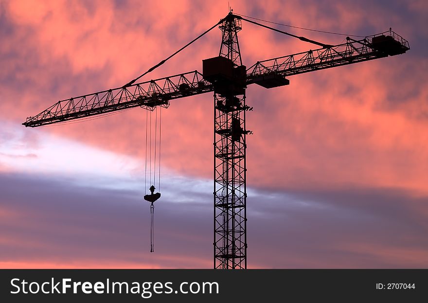 The tower crane photographed by evening time